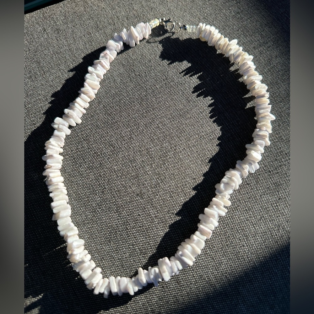 EUC Elegant White Shell Chip Necklace